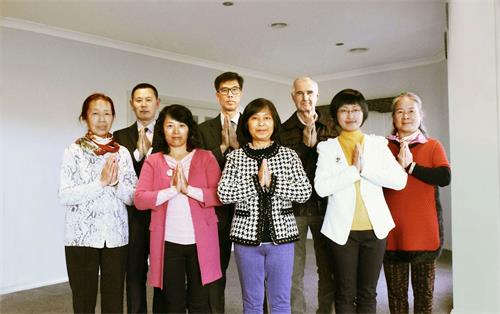 '图9:邱女士(前排右一)和家人以及租住在同一幢住宅中的同修们恭祝慈悲伟大的师尊生日快乐。'