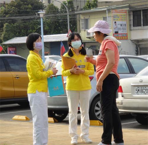 '图3~6:学员向民众传递真相资料与征签。'