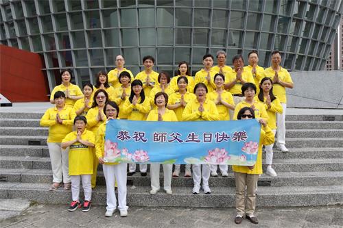 '图8:展演中心炼功点学员恭祝师父生日快乐!'