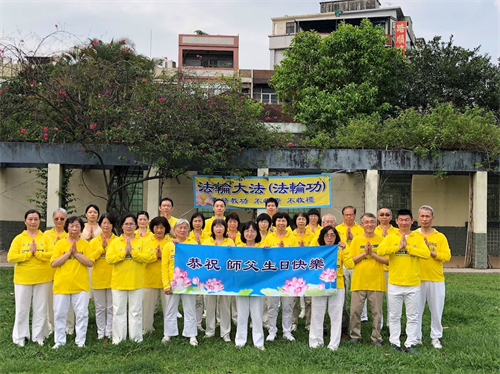 '图14~15:西门、中山、风禾公园三合一炼功点,集体晨炼,并恭祝师父生日快乐!'