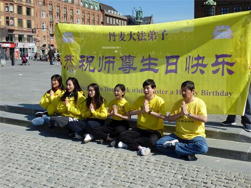 '图7:丹麦大法弟子朱先生全家感谢师恩'