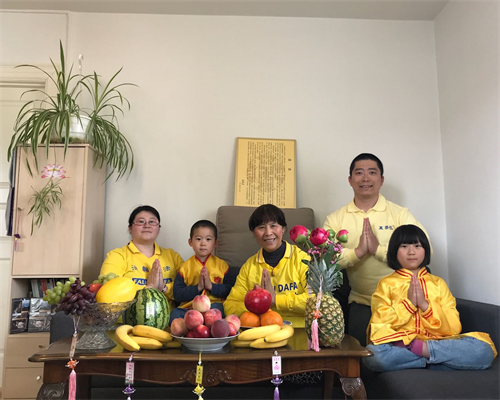 '图8:杨先生一家三代谢师恩'