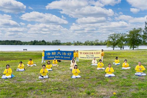 '图:密苏里州部份法轮功学员合影,庆祝第二十一届世界法轮大法日,恭贺师尊华诞,感恩大法。'