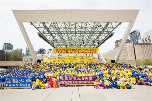 '图3:二零一八年五月,多伦多法轮功学员聚集在多伦多市政厅广场庆祝世界法轮大法日,恭祝师尊生日快乐。'