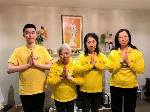 '图6:做地产经纪的法轮功学员查俊青(右二)一家恭祝师父生日快乐!'