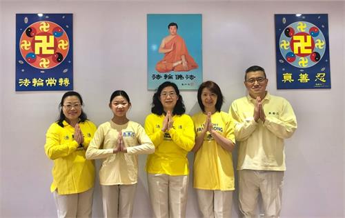 '图8:多伦多一学法小组大法弟子恭祝师父生日快乐!(中:法轮功学员甘娜)'