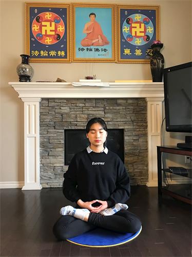 '图5:埃德蒙顿青年法轮功学员姜岚。'