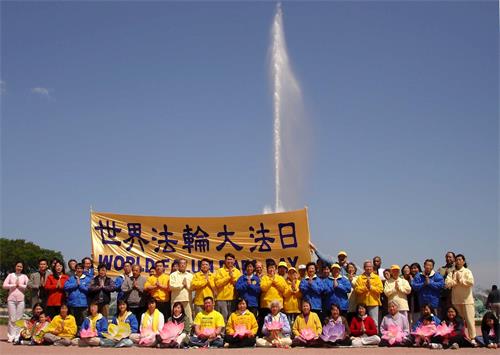 '图2:二零零五年五月,部份美国中部地区学员芝加哥合影,庆祝世界法轮大法日'