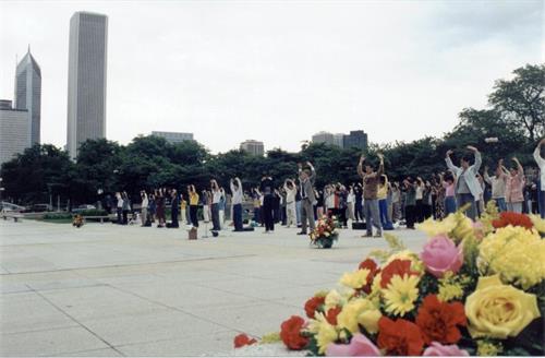 '图7:二零零零年芝加哥法会集体炼功场景'