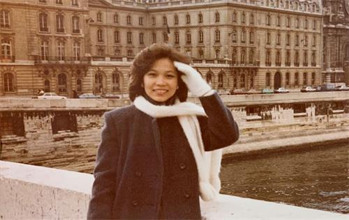 '图2:周美丽在担任韩国航空公司空姐过程中周游列国。上图是周美丽拍摄于巴黎赛纳河畔。'