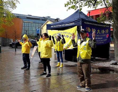 '图2:芬兰法轮功学员集体炼功,展示功法,庆祝“5·13世界法轮大法日”。'