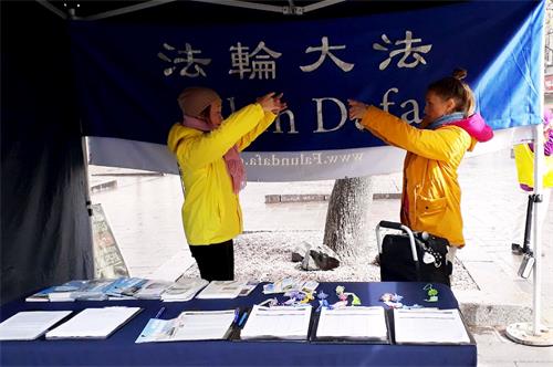 '图3~4:路人当场开始学习功法。'