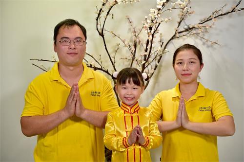 '图8:澳洲昆士兰华裔汉克全家感恩法轮大法创始人李洪志先生, 在这人心与道德日益下滑的社会洪传高德大法于世间,使得上亿人心归正,苍生太平。值此“世界法轮大法日”,汉克全家恭祝李洪志先生生日快乐!'