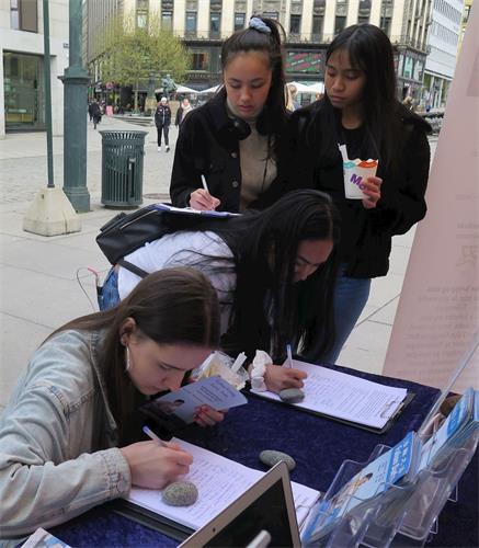 '图3:五月十三日,丽萨(Lisa),蜜盖尔(Mikkel),娜塔莉(Natalie),塞尔玛(Selma) 在国会前为能帮助反迫害感到高兴 (从左至右)'