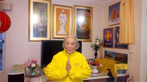 '图2:凯莉的母亲感恩师尊的慈悲救度。'