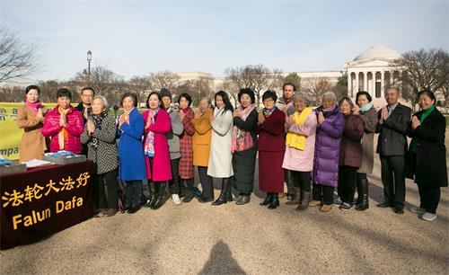 '图1:华盛顿DC真相点的法轮功学员感念师恩。'