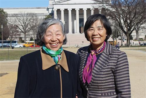'图5:法轮功学员吴正英(左)和吴凤英(右)姐妹。吴凤英是一位退休牙医,在华盛顿DC景点坚持讲真相十几年了。'