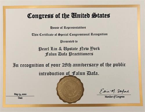'图4:纽约第二十一选区国会议员伊莉丝·斯特凡尼克(Elise M. Stefanik)发布特别认可证书表彰法轮大法洪传世界二十八周年。'