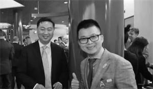'图2:唐超(戴眼镜者)和中共驻芬兰大使陈立 (图片来源:YLE)'
