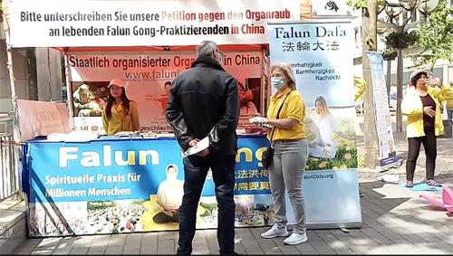 '图4~5:法轮功学员和民众讲真相'