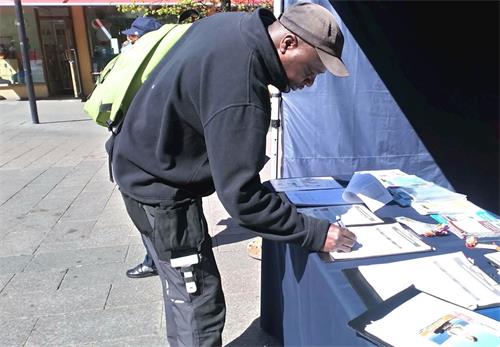 '图1~4:路人纷纷表达对法轮功的支持,签名呼吁制止迫害'