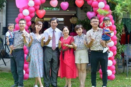 '图1:修炼法轮功,让刘明辉明白要如何做一个真正的好人,也拥有更幸福、踏实的人生。图为刘明辉夫妇(中间两位)与两位女儿、女婿、外孙全家人的合影。'