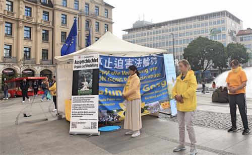 '图2~3:法轮功学员在慕尼黑卡尔斯广场(Karlsplatz)弘法。'