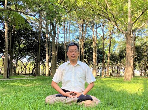 '图1:张凯瑞正在炼法轮功第五套功法。'