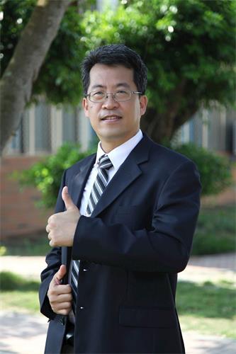 '图2:茑松艺术中学校长张凯瑞。'