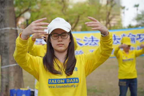 '图7:从小修炼的翎钰,工作后透过加强学法炼功,工作效率提高,能够乐观地接受挑战,增加承受力。'