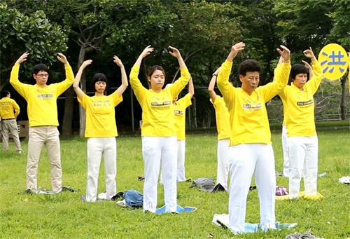 '图4:七十二岁的黄秀春(前一)在学炼法轮功后,全身病痛不药而愈'