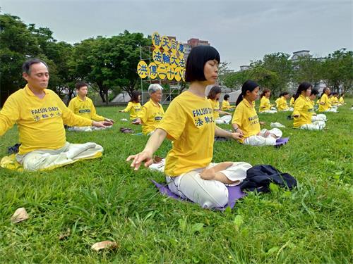 '图5:新竹法轮功学员蔡欣桦(右)表示:“开始向内找后,一切都跟着变好。”'