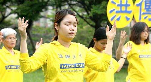 '图6:新竹法轮功学员董岱灵说:“法轮功五套功法简单易学,一切都是很祥和的。”'