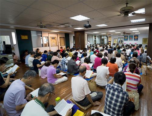 '图1:台湾府城部份法轮功学员于二零二零年五月三日举办一日学法感恩活动,集体学法交流互勉精進。'