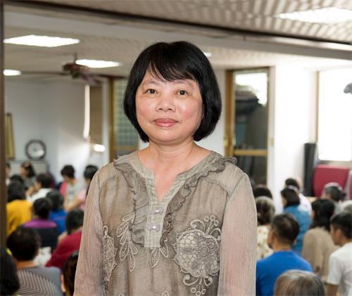 '图2:台南学员锦燕感恩师父慈悲救度,恭祝师父生日快乐!谢谢师父!'