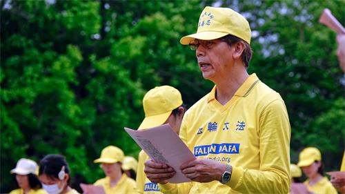 '图4:刘明辉参加二零二零年五月二日龙潭石管局大草坪的庆祝活动。'