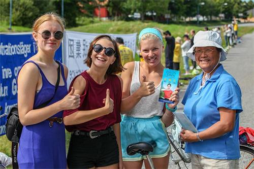 '图6.华人学员周女士(右一)坚持在第一线面对面讲真相,三位明白真相的瑞典女孩和她合影,表示要用自己的行动来支持法轮功!'