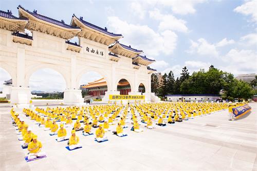 '图1~5:台北部份法轮功学员二零二零年五月九日齐聚自由广场炼功洪法,一同欢庆师尊华誔暨世界法轮大法日。'