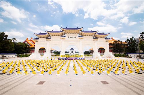 '图6:法轮功学员齐声高颂“恭祝师父生日快乐,法轮大法好、真善忍好”。'