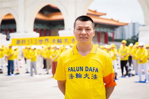 '图14:陈俊男在法轮大法中找到光明方向,身心轻快自在。'