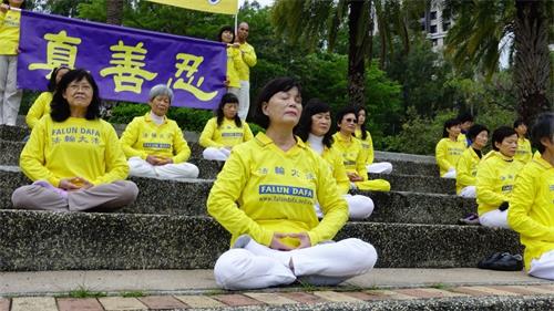 '图10:徐婉妃(中间坐者) 修炼法轮大法后,摆脱药罐子及肿瘤折磨,无病一身轻,每天沐浴在大法洪大慈悲中。'