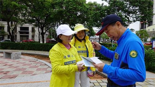 '图11:徐婉妃和其他法轮功学员一样把握机会,向有缘的民众讲述中共的邪恶及法轮功被迫害的真相、传递大法美好。'