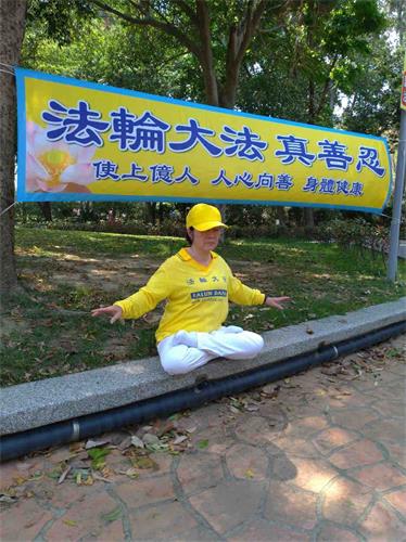 '图13:七十岁的杨月兰修炼后无病一身轻,她用自身的改变证实大法,现在亲友见到她都会说“法轮大法好”。'