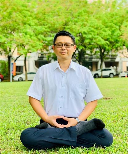 '图2:袁伦祥发现静心炼功能让他在高压下维持内心的稳定与宁静。'