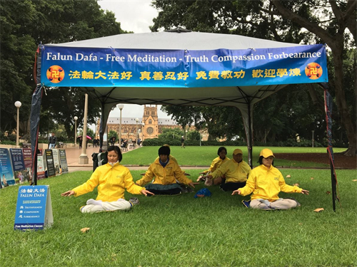 '图1:悉尼部份学员在演示法轮功五套功法'
