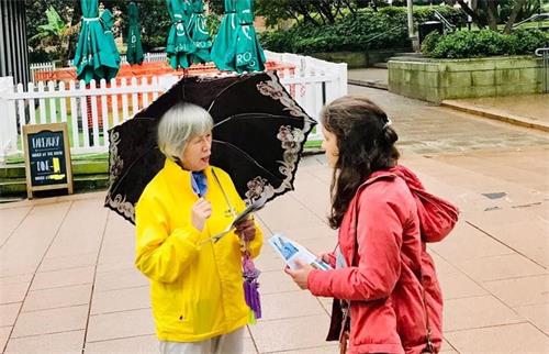 '图2~4:民众在悉尼海德真相点了解法轮功真相'