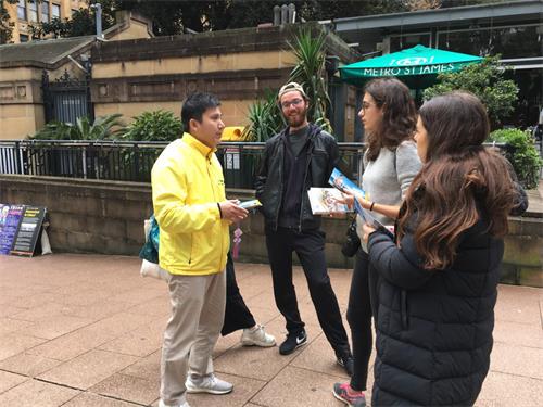 '图7:意大利学生马蒂拉(Matila)(右二)寄语中国遭受迫害的法轮功学员:“坚持你们的信仰,做你们认为正确的事情。”'