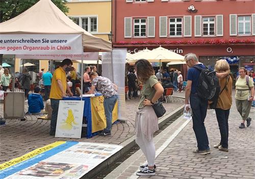 '图1:二零二零年六月十三日,法轮功学员在弗莱堡(Freiburg)市政厅广场(Rathausplatz)举办讲真相活动。'
