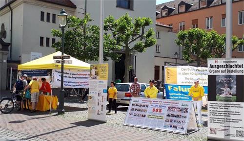 '图3:法轮功学员在奥格斯堡莫里茨广场(Moritzplatz)举办讲真相活动'