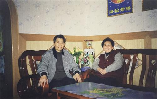 '图2:当时年过七十却身体更加硬朗的张普田先生与夫人在贵州的居家照片(张震宇提供)。'